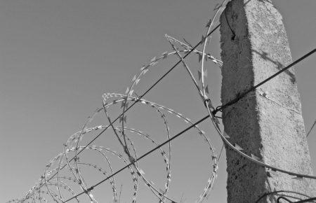 Простояти кілька годин на стовпчику задля «виховання»: як порушують права дітей в колоніях та СІЗО