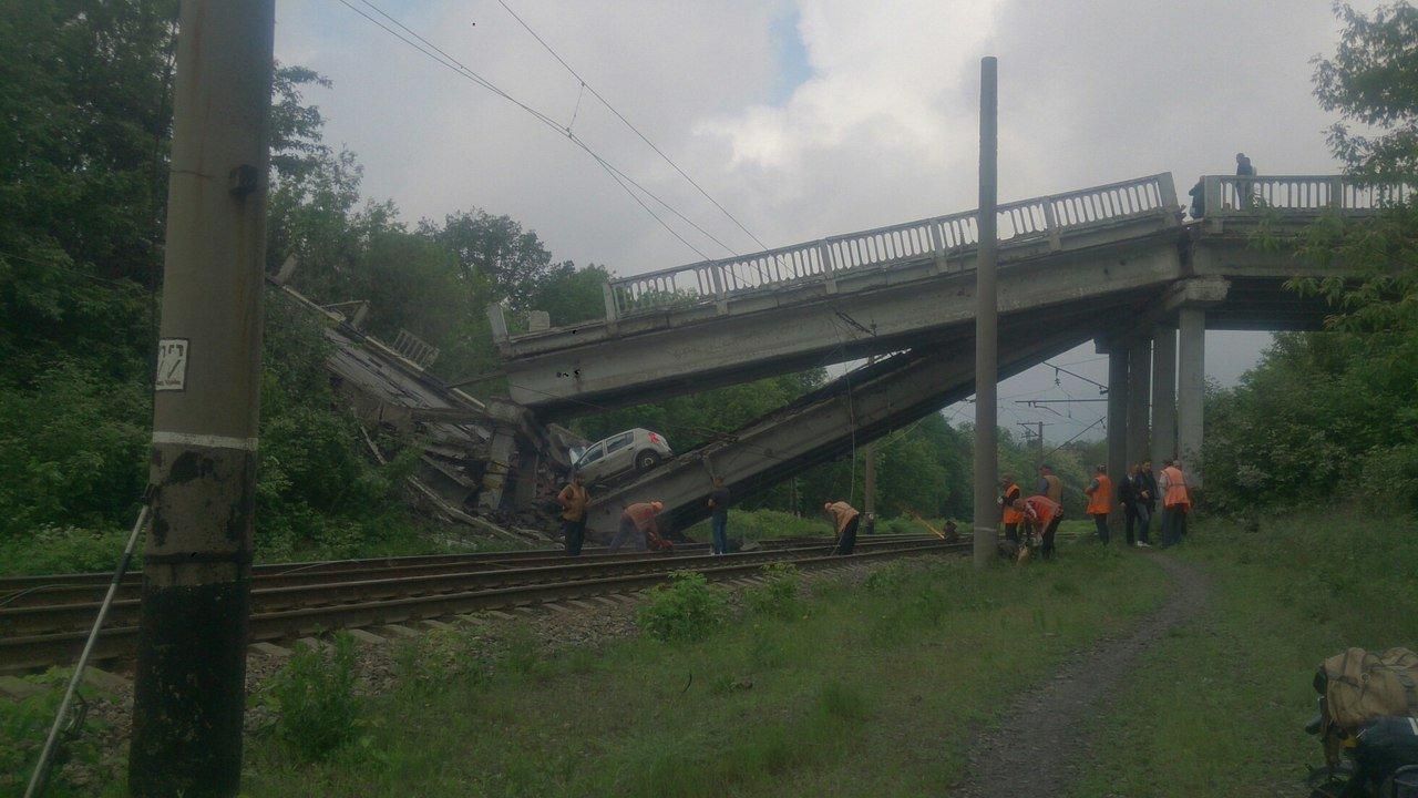 На непідконтрольній Луганщині підірвали міст, який сполучав місто Хрустальний з Луганськом (ФОТО)