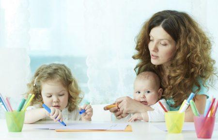 ЗМІ: Кабмін обіцяє щомісячні компенсації за няню з наступного року