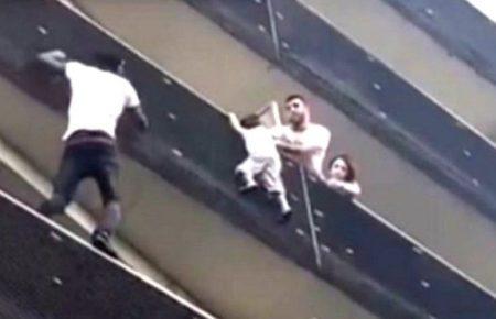 «Людина-павук» з Малі врятував дитину в Парижі. Макрон пообіцяв йому роботу і громадянство (ФОТО, ВІДЕО)