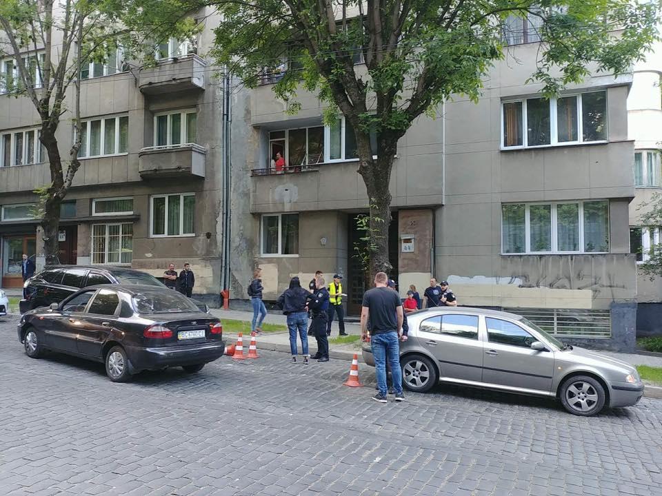 У Львові учасник ДТП вдарив ножем у живіт поліцейську, намагаючись втекти