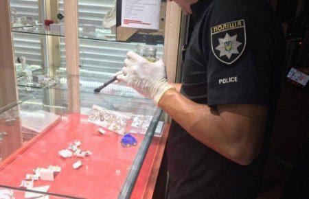 Поліція назвала імена п’ятьох підозрюваних у нападі на ювелірний магазин у Херсоні (ФОТО)