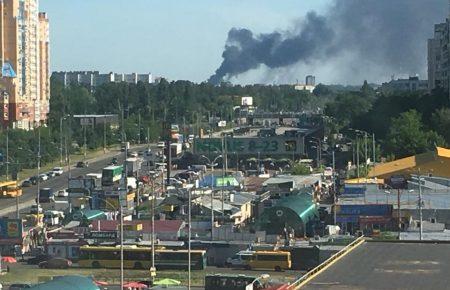 У Вишневому горить склад з вторсировиною. Пожежу локалізовано