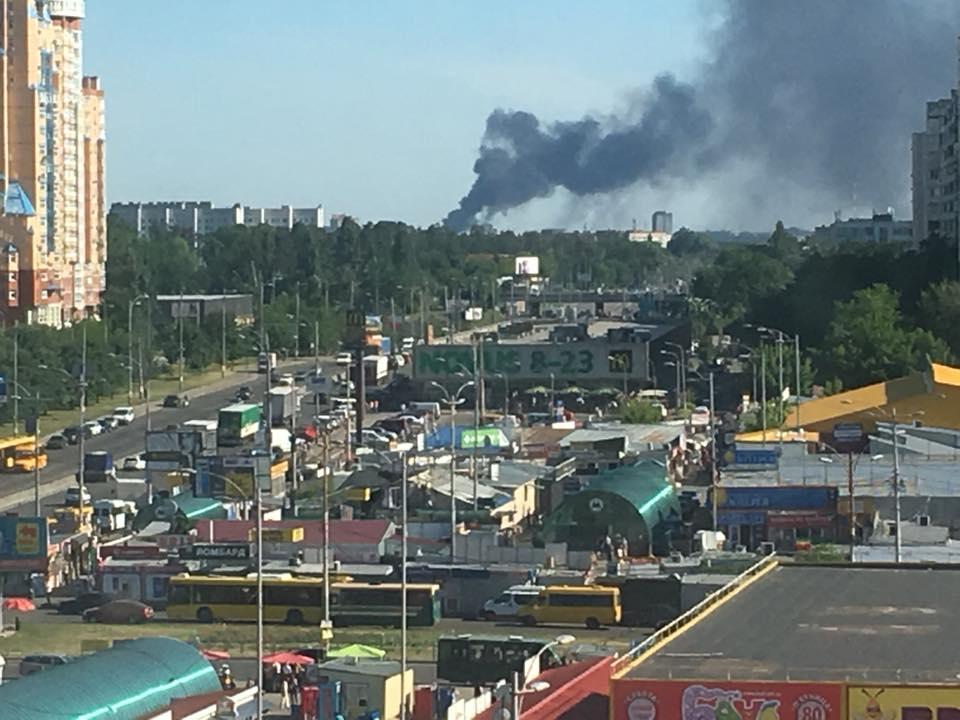 У Вишневому горить склад з вторсировиною. Пожежу локалізовано