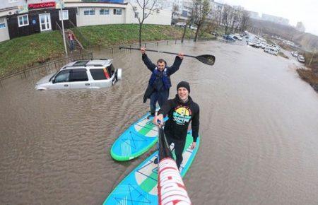 У Владивостоці серфери пропливли  вулицями міста (ВІДЕО)