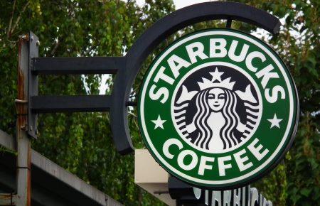 Starbucks закриває 8000 закладів у США для навчання співробітників расової терпимості