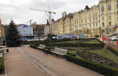 На ділянку, яка має стати сквером, звозять будівельну техніку, - активістка