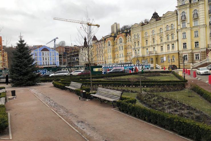 На ділянку, яка має стати сквером, звозять будівельну техніку, - активістка