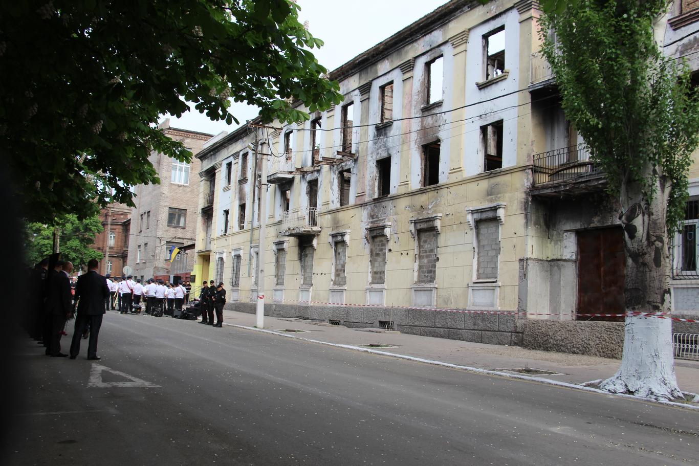 Маріупольці згадують загиблих під час штурму міліції бойовиками