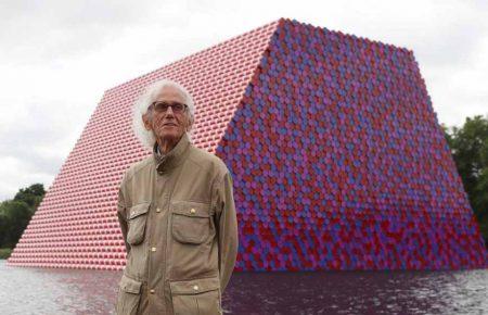 В озері лондонського Гайд-парку розмістили 20-метрову кольорову піраміду (ФОТО, ВІДЕО)