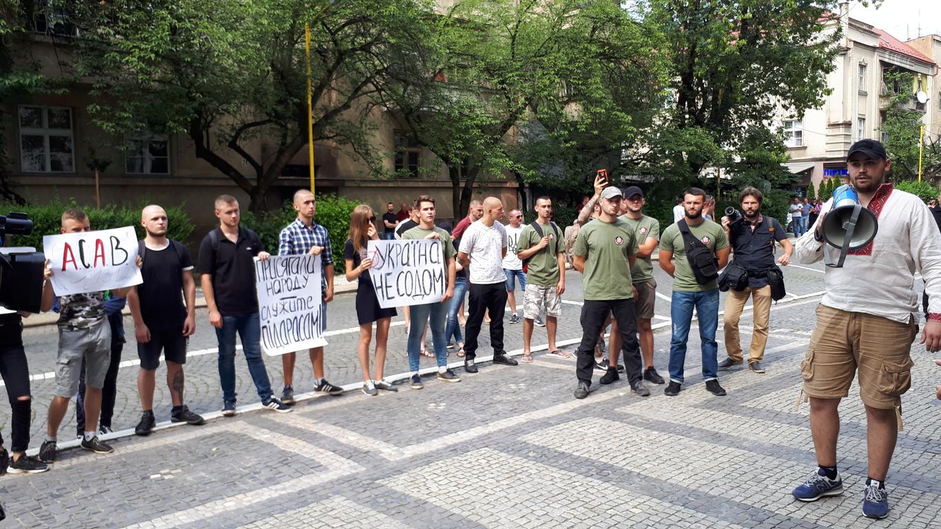 В Ужгороді учасники акції протесту вимагали звільнення керівника патрульної поліції Києва (ФОТО)