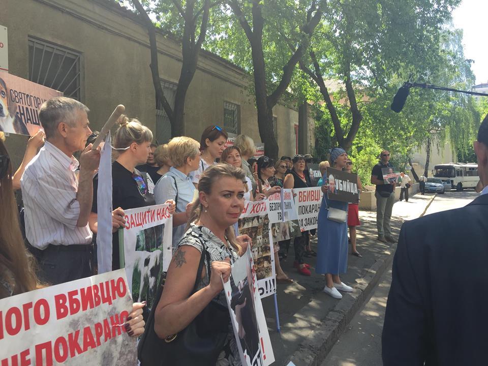 Під судом у Києві активісти протестують проти догхантера Святогора (ФОТО)