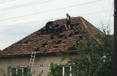 Негода на Закарпатті: град потрощив автівки і дахи (ФОТО)