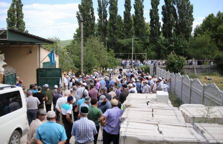 В Криму на похорон активіста Сервера Караметова прийшли 2000 людей (ФОТО, ВІДЕО)