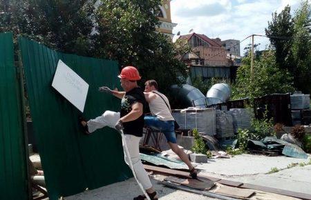 Кияни зламали ворота та зайняли будмайданчик на Поштовій площі (ФОТО, ВІДЕО)