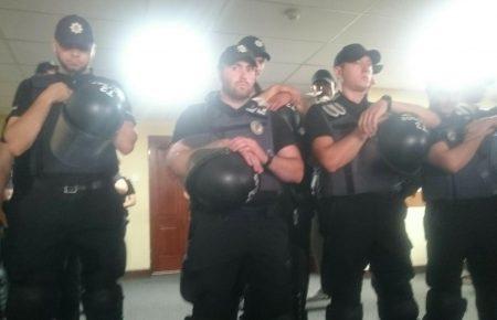 Активісти прорвалися через кордон поліції у кулуари Київради (ФОТО, ВІДЕО)