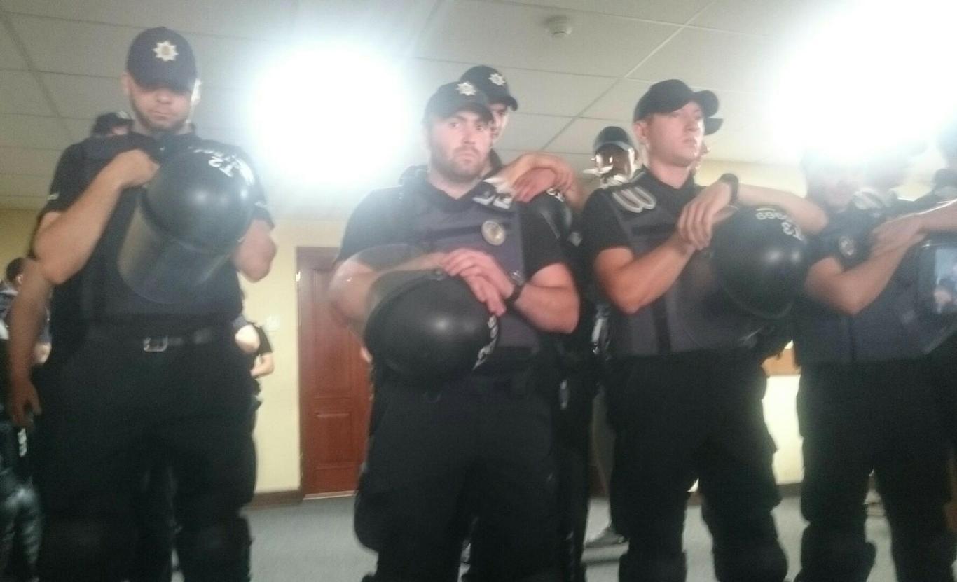 Активісти прорвалися через кордон поліції у кулуари Київради (ФОТО, ВІДЕО)