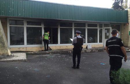 У приміщення банку у Києві кинули «коктейлі Молотова» (ФОТО)