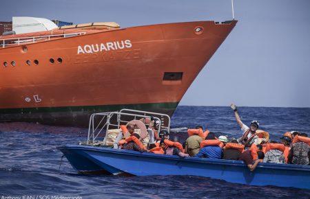 Мігранти з судна Aquarius прибувають до берегів Валенсії (ФОТО, ВІДЕО)