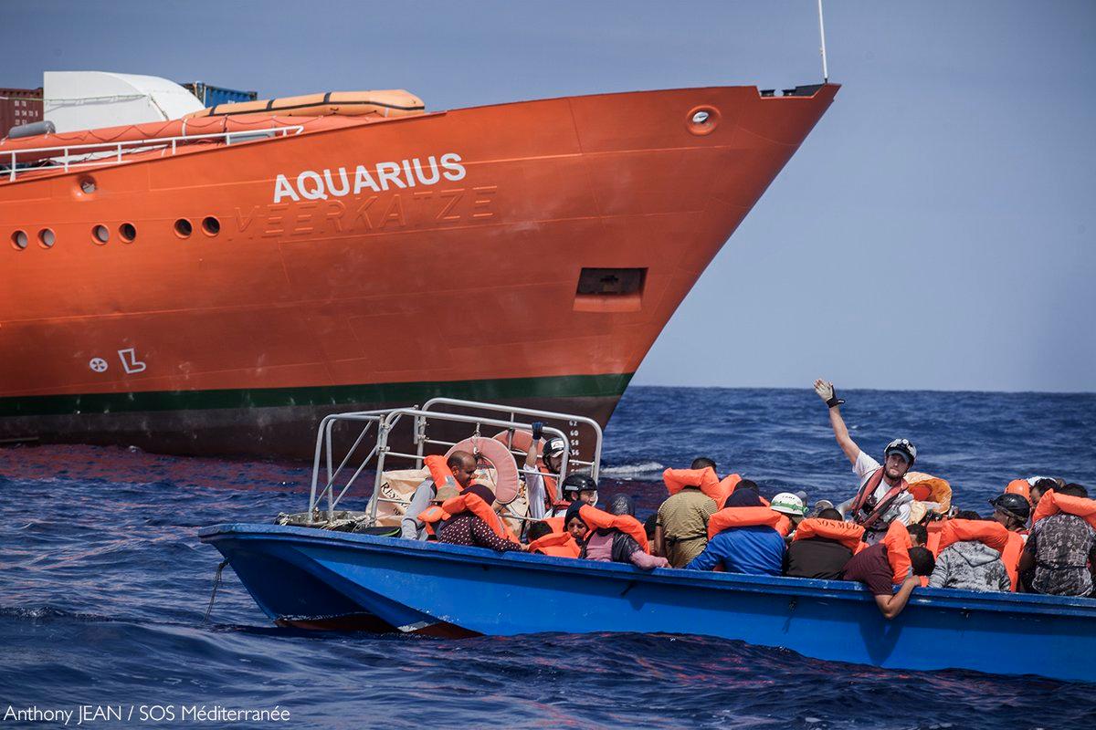 Мігранти з судна Aquarius прибувають до берегів Валенсії (ФОТО, ВІДЕО)