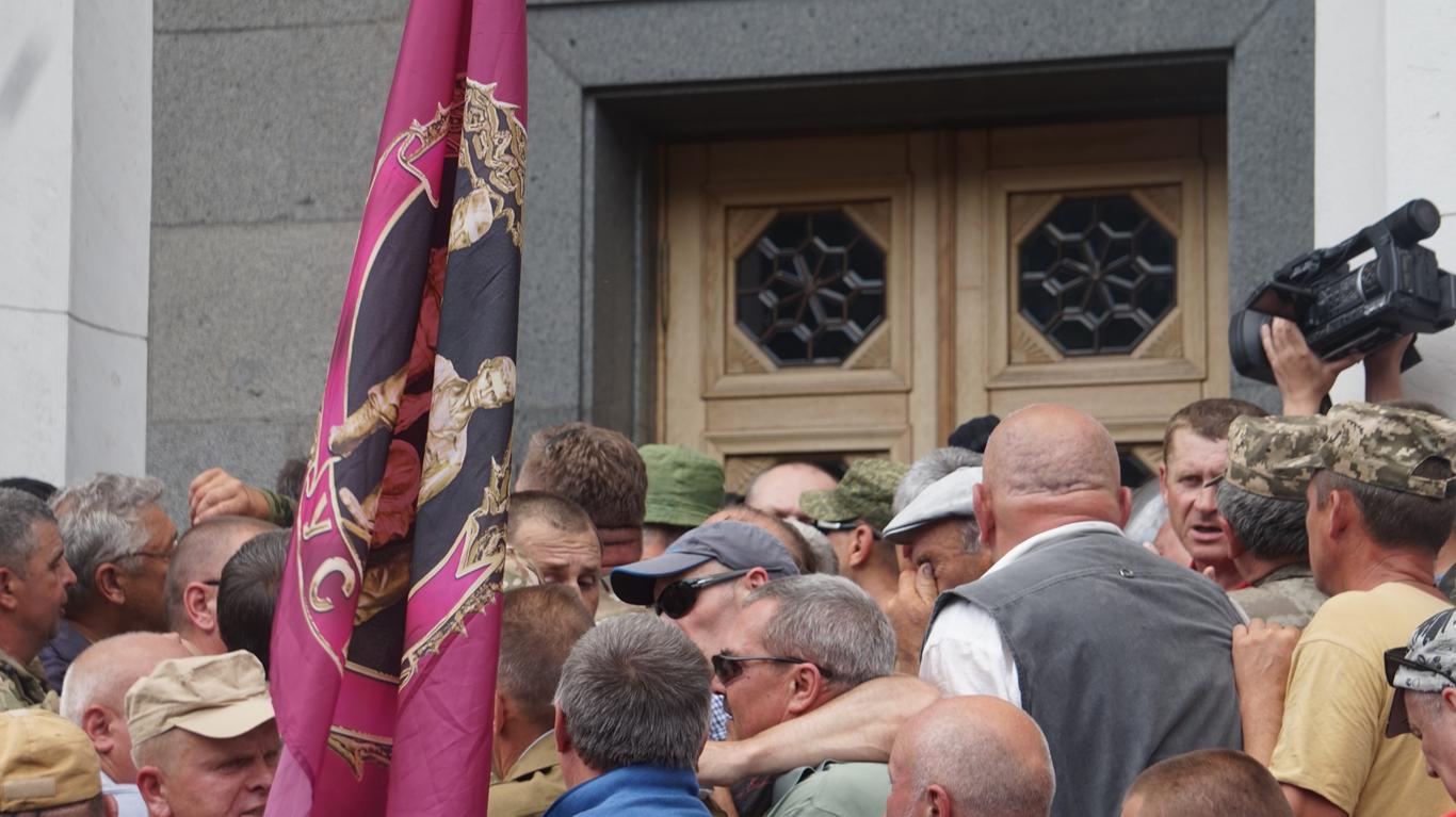 Учасники мітингу під Радою заявляють про провокації (ФОТО)