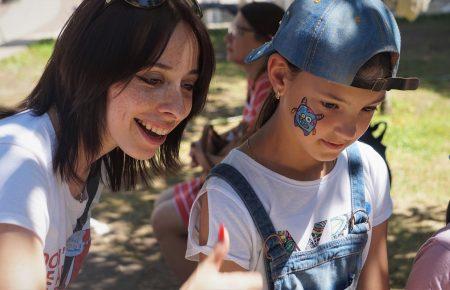 Пісні, танці й поліцейська машина: в Києві влаштували фестиваль для дітей із інвалідністю