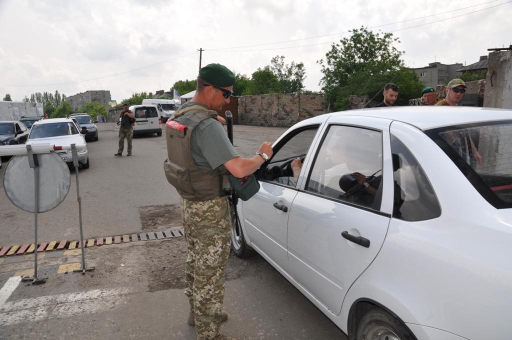 З георгіївською стрічкою та пресою «ДНР»: на КПВВ «Новотроїцьке» затримали чоловіка