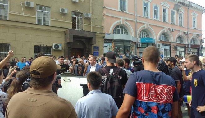 Заступник мера в сміттєбаку та димові шашки: чому відбулися заворушення під міськрадою у Харкові? (ВІДЕО)