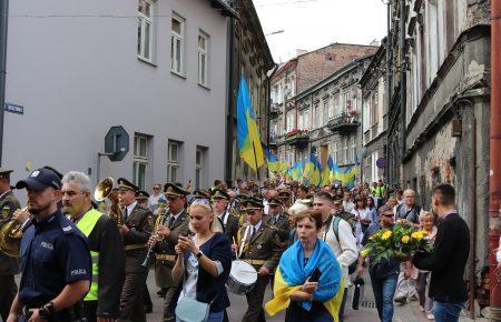 Півтори тисячі українців пройшли маршем у польському Перемишлі (ФОТО)