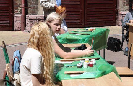 У Львові журналісти і рятувальники малювали янголів, щоб допомогти фронту (ФОТО)