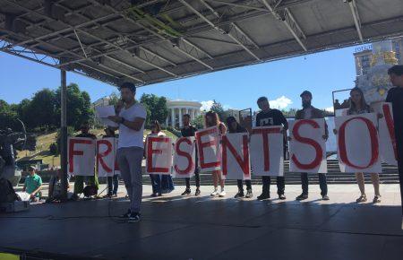 Вголос. На Майдані артисти та музиканти читали уривки з книг Сенцова (ФОТО)