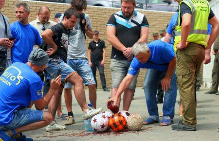 В Одесі до консульства РФ принесли «закривавлені» м’ячі (ФОТО)