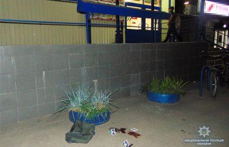 У Києві чоловік з ножем напав на відвідувача супермаркету