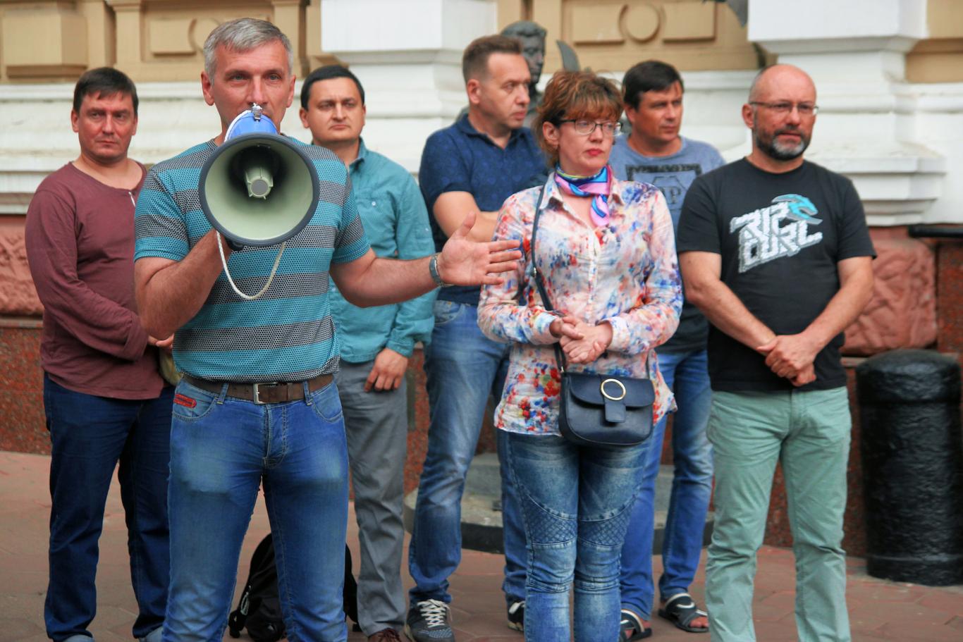 В Одесі після нападу на телеведучого містяни вийшли на мітинг (ФОТО)