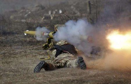 У Залізному, де постраждали двоє цивільних, бій триває і зараз, - волонтер