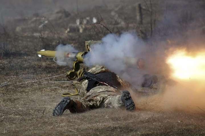 У Залізному, де постраждали двоє цивільних, бій триває і зараз, - волонтер