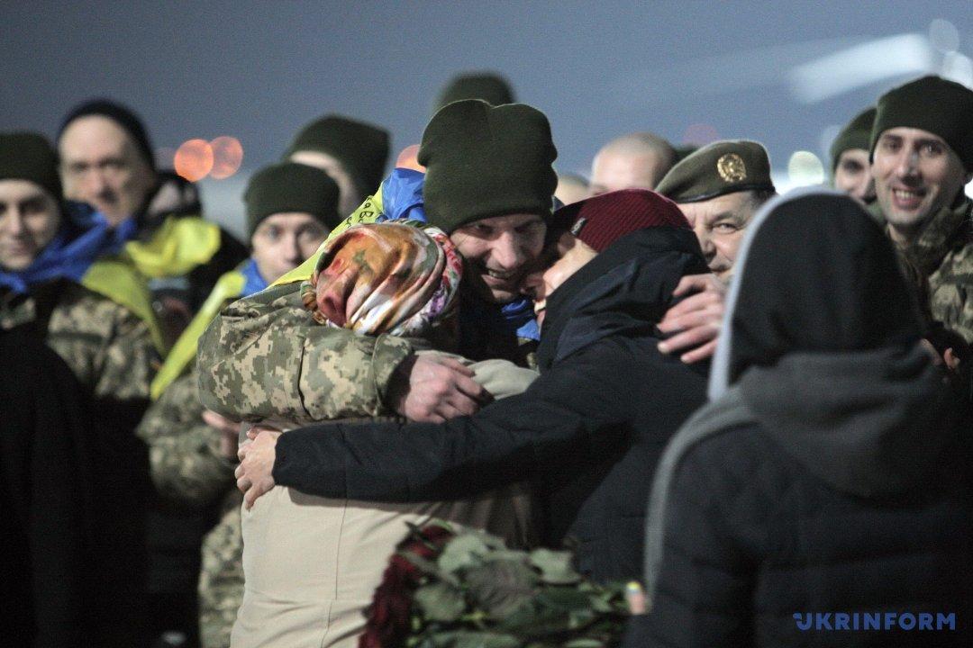 Півроку на подачу документів: 19 звільнених з полону на Донбасі отримали допомогу у розмірі 100 тисяч гривень