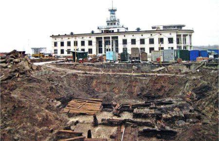 Київрада ухвалила проект рішення про Поштову площу, активісти протестують