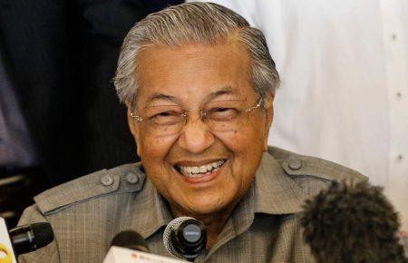 Президент Малайзії дозволив чиновникам отримувати їжу та квіти як подарунок