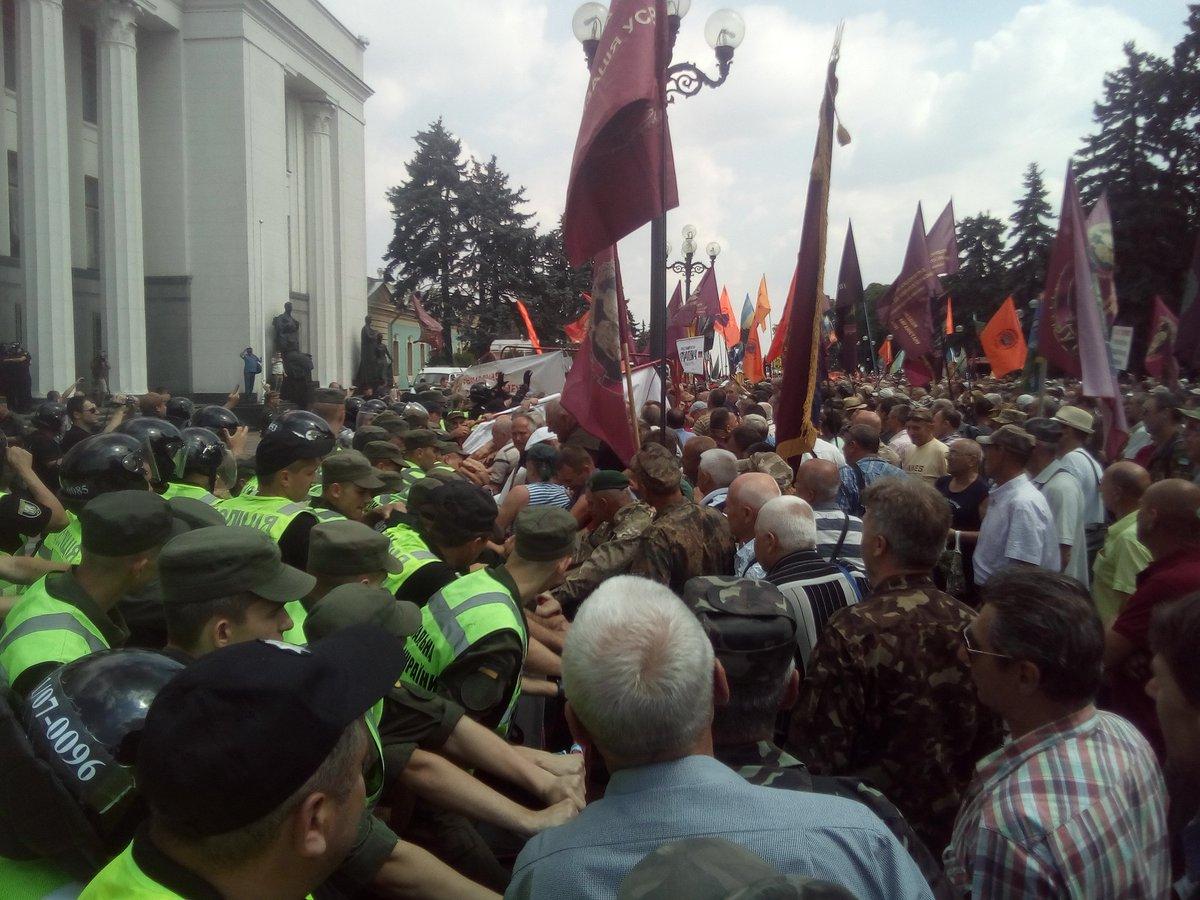 Під ВР почалися сутички мітингувальників з поліцією (ФОТО)