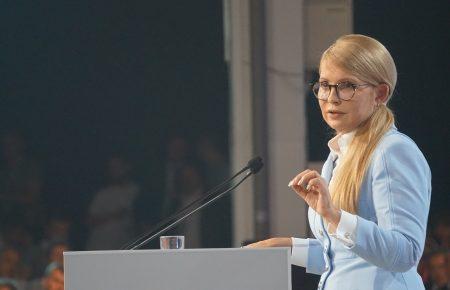 Модель з торсом, духовенство і політики: як і перед ким презентувала «новий курс» Тимошенко (ФОТОРЕПОРТАЖ)