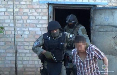 Пригощали напоями із психотропами та обкрадали: оголошено підозру групі людей у Києві