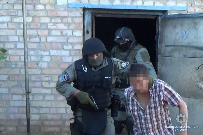 Пригощали напоями із психотропами та обкрадали: оголошено підозру групі людей у Києві