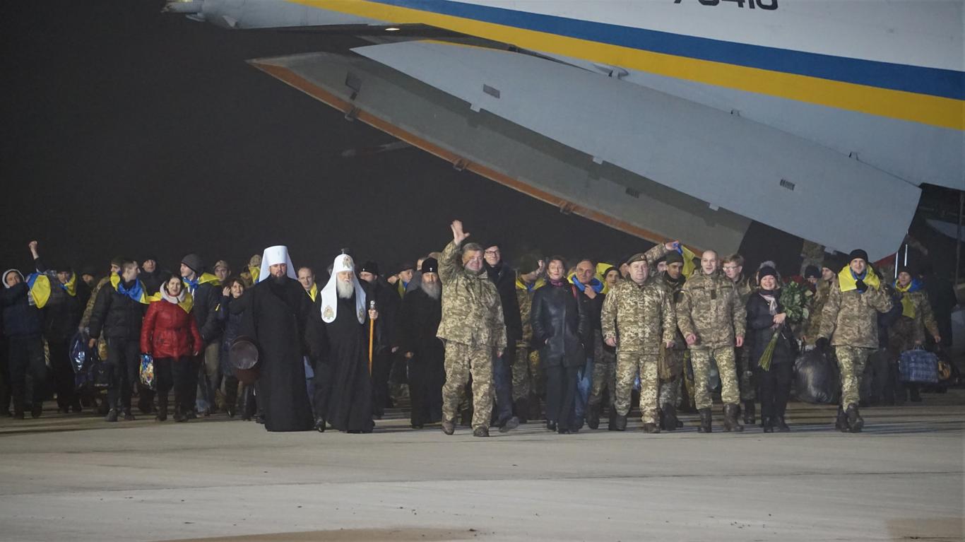 Українські заручники прилетіли до Києва (ВІДЕО)