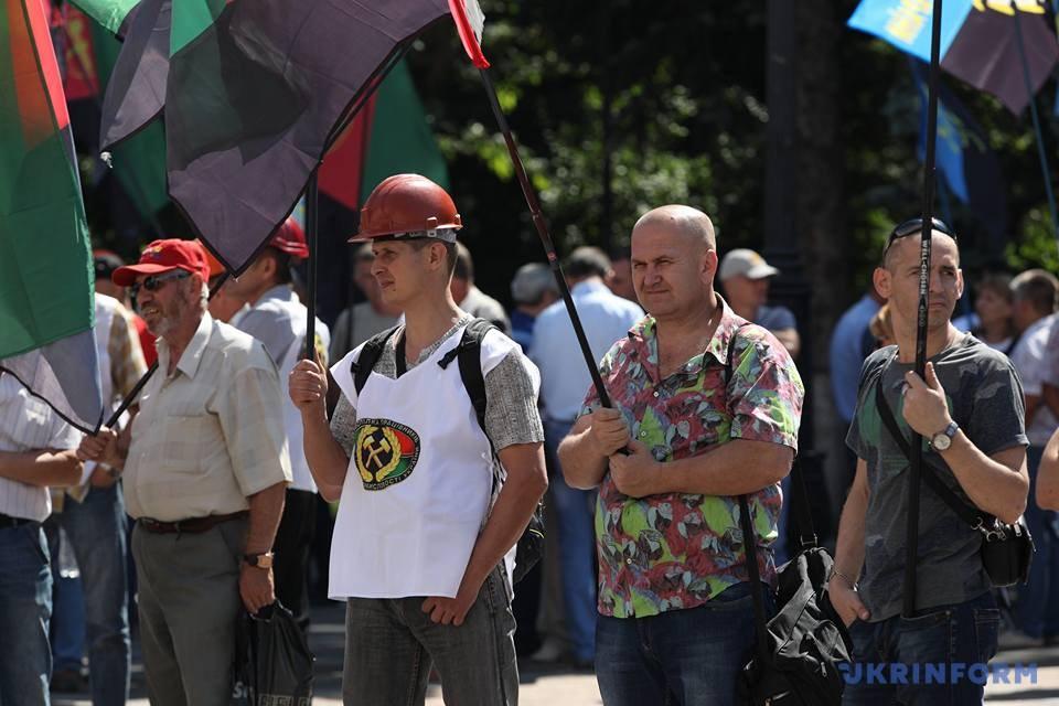 Виплатити зарплатню: сотні шахтарів з Донбасу, Волині та Львівщини мітингують під Радою (ФОТО)