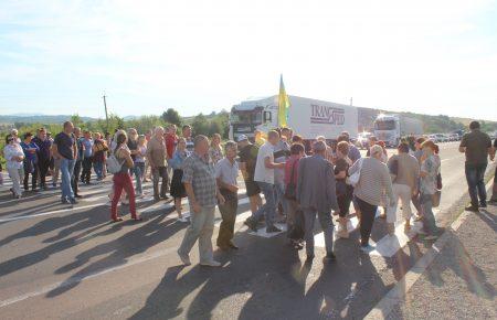 На Закарпатті люди перекрили трасу Київ-Чоп, вимагаючи ремонту дороги (ФОТО)