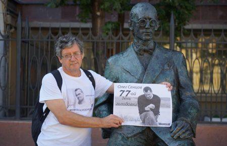 Я простоял в Москве 15 минут с акцией в поддержку Сенцова, это неплохой результат, - российский активист