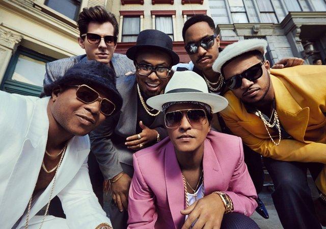 Оркестр французького іноземного легіону грає Uptown Funk у день взяття Бастилії (ВІДЕО)