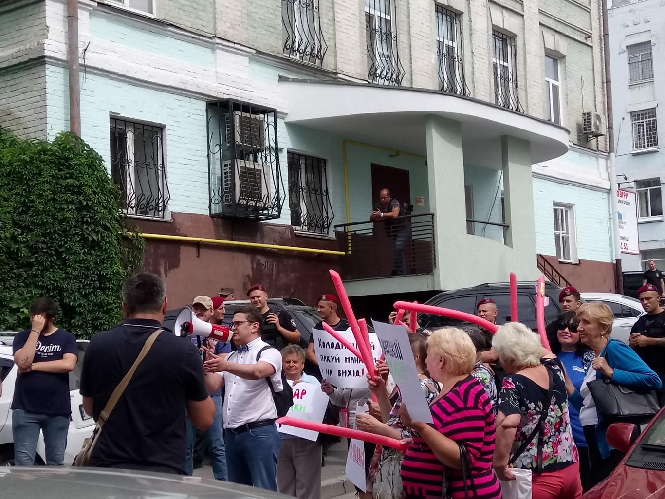 Під час акції за відставку голови САП Шабуніна облили зеленкою (ФОТО, ВІДЕО)