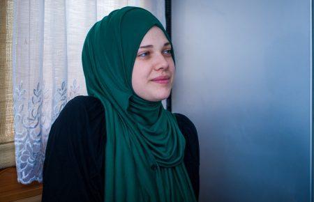 Обшуки в Криму: доньку політв'язня Мусліма Алієва забрали співробітники ФСБ Росії